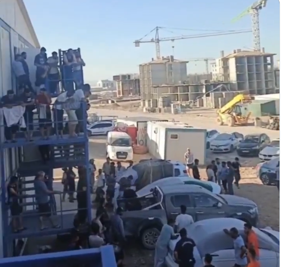 Malatya'daki bir şantiyede Kürtçe müzik dinleyen Diyarbakırlı işçiler ile Karadenizli
