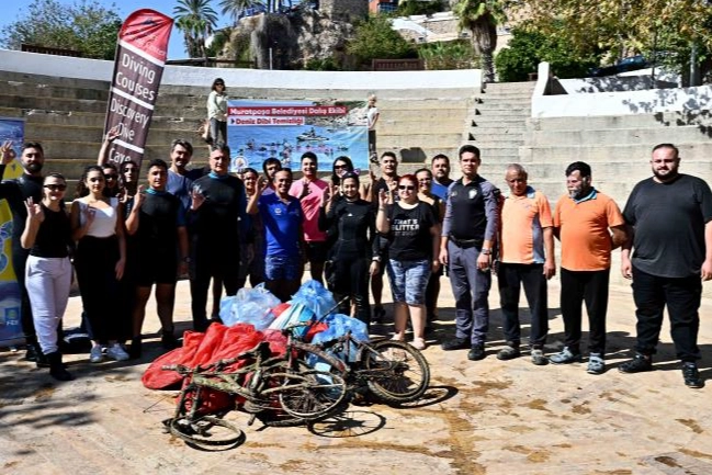  Antalya Muratpaşa Belediyesi’nin gönüllü dalgıç ekibi, yaz sezonunun ardından