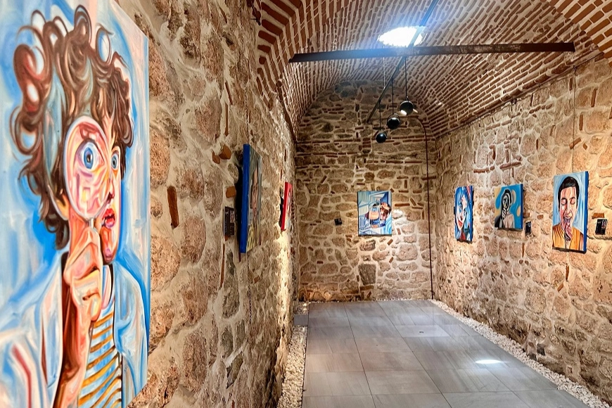 Ayşe Betil’den unutulmaz deneyim: İz ile Düş Arasında Bir Yer  Sanatçı Ayşe Betil’in üçüncü kişisel sergisi “İz ile Düş