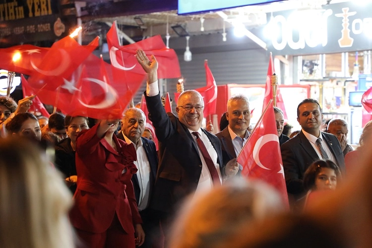 Balıkesir Edremit’te Cumhuriyet coşkusu sokaklara taşacak  Balıkesir Edremit Belediyesi, Cumhuriyetimizin 102. kuruluş yıldönümünü büyük bir