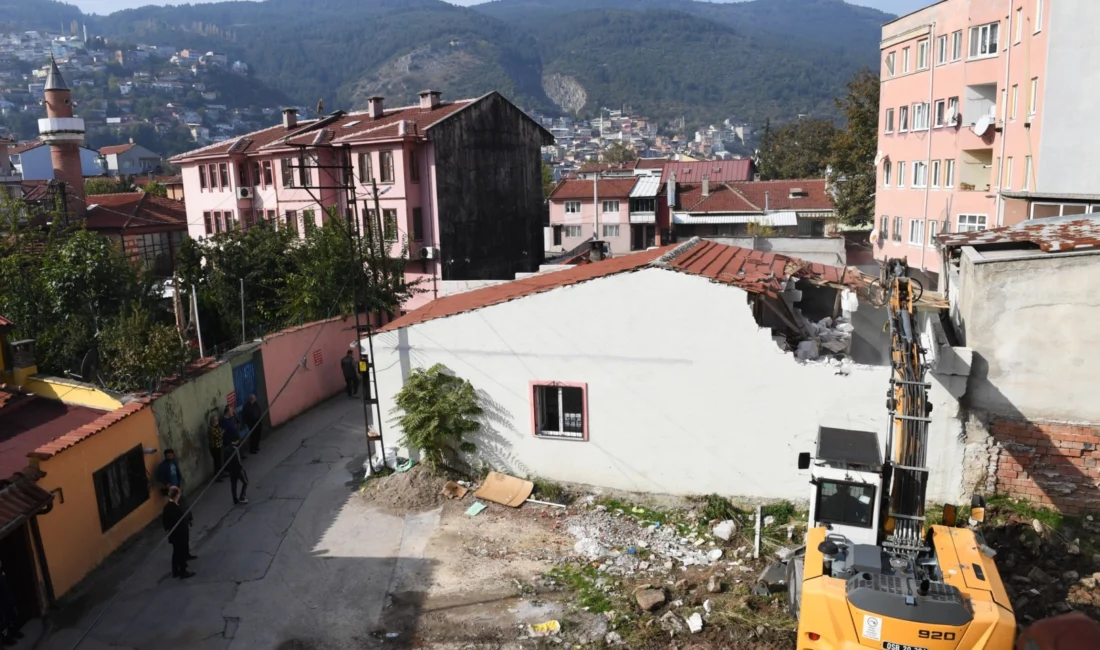 Bursa Osmangazi Belediyesi’nden tarihi koruyan yıkım  Bursa Osmangazi Belediyesi, ilçedeki kaçak yapıları tespit ederek bir