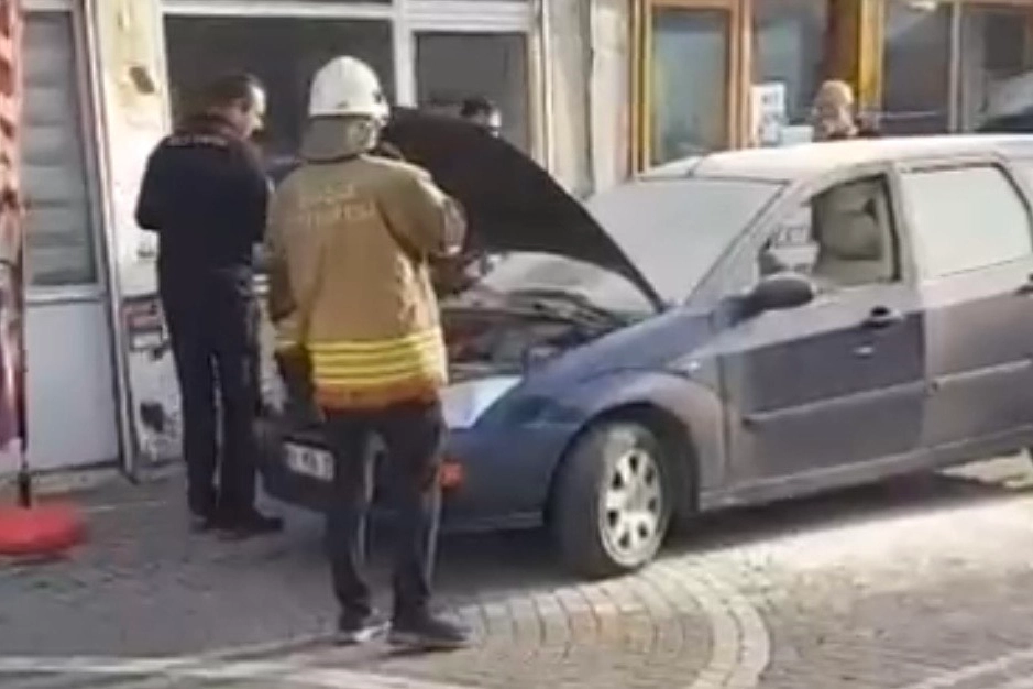  Düzce’nin Konuralp bölgesinde seyir halindeyken bir araçtan yükselen dumanlar