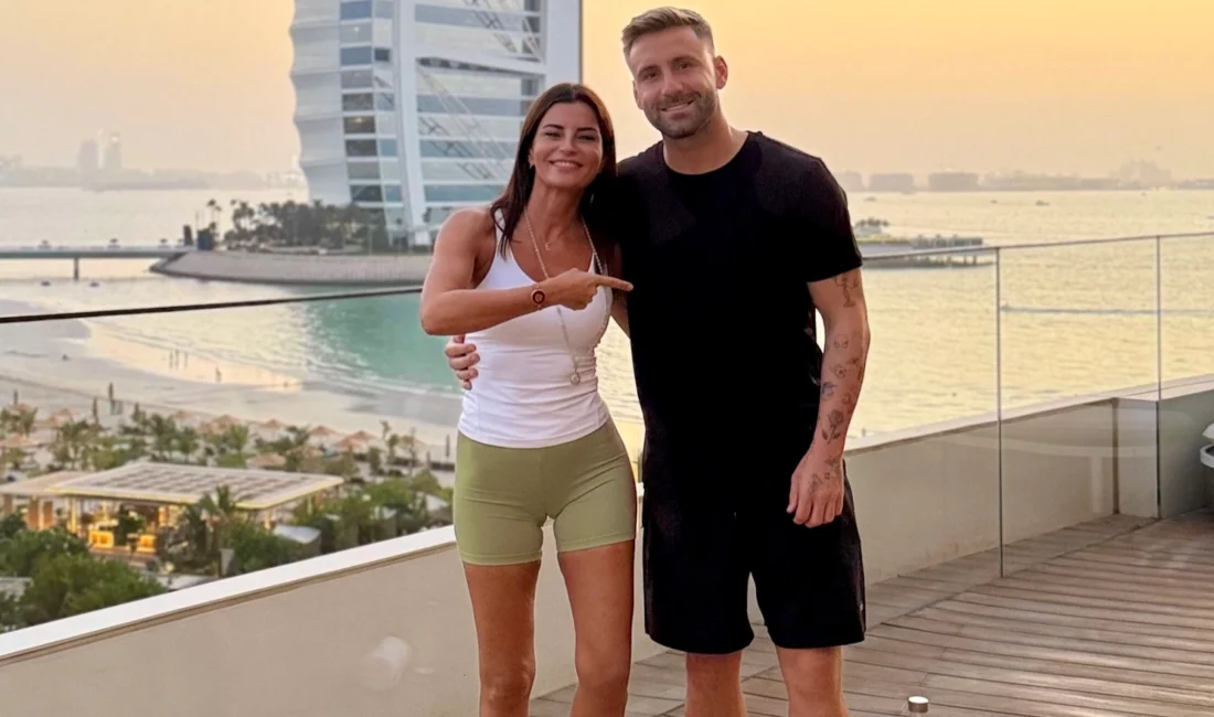  Manchester United futbolcusu Luke Shaw, Ece Vahapoğlu’nun Dubai’deki yoga