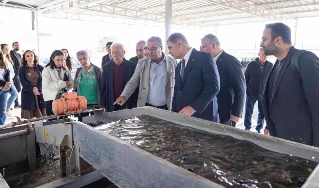İzmir’de sezonun ilk zeytinyağı Başkan Tugay’dan  İzmir Büyükşehir Belediye Başkanı Dr. Cemil Tugay, Bademler Köyü