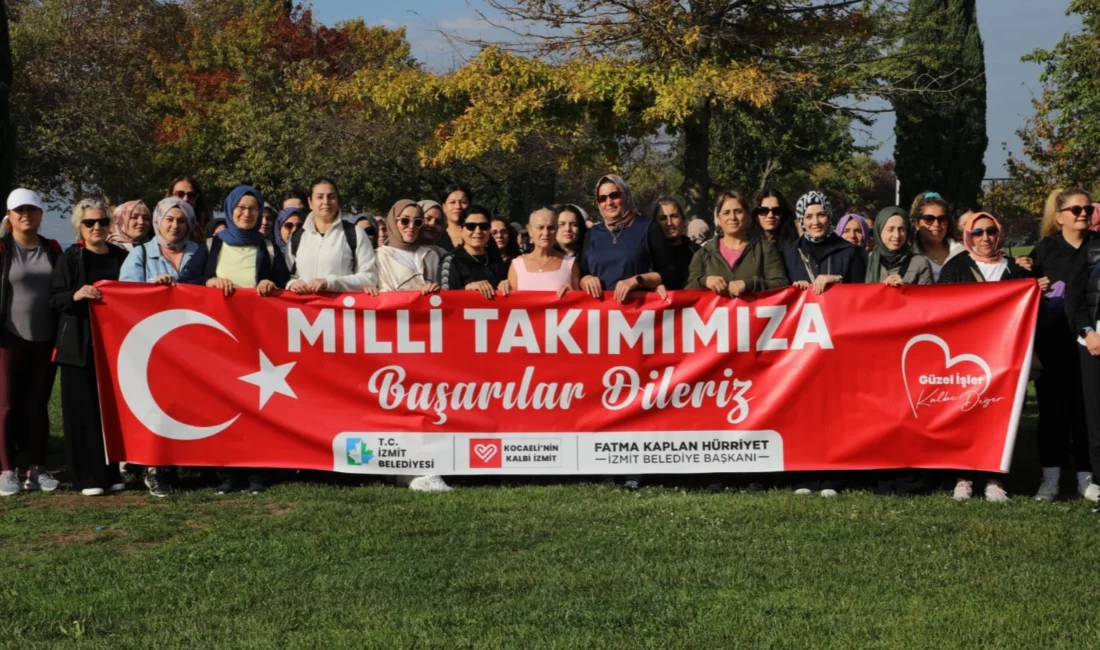  İzmit Belediyesinin düzenlediği sağlıklı yaşam yürüyüşü etkinliğinde, katılımcılar bu