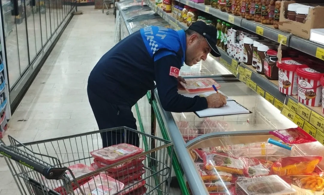  Kocaeli'de İzmit Belediyesi Zabıta Müdürlüğü ekipleri, bir zincir marketteki