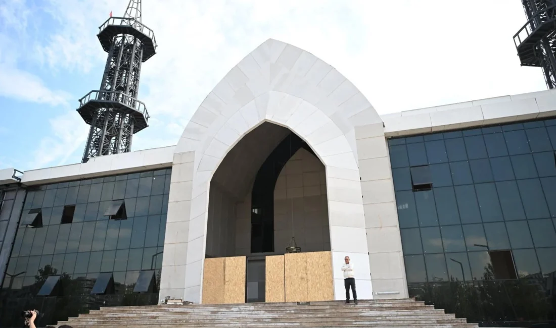  Kartepe’nin en büyük camisi olarak inşa edilen Kent Meydanı