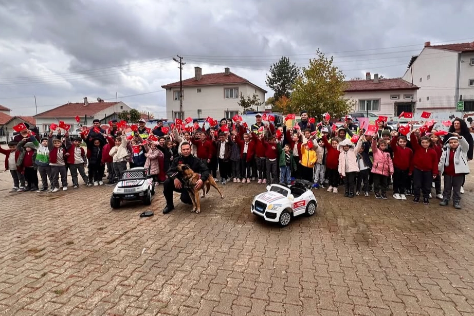 Miniklere güvenlik ve trafik eğitimi  Bilecik İl Jandarma Komutanlığı, geleceğin bilinçli bireylerini yetiştirmek amacıyla