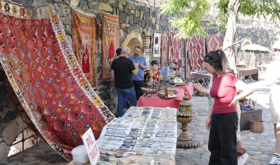 Nevşehir’de antika ve koleksiyon meraklıları tarihin merkezinde buluşuyor  Antika meraklılarını bir araya getiren Nevşehir Antika Pazarı Nevşehir