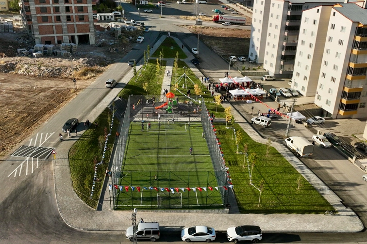  Sivas Belediyesi; hem yeşil alanları artırmak hem de şehrin