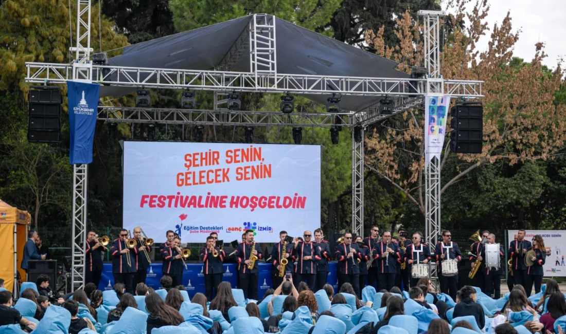  İzmir Büyükşehir Belediyesi’nin kentte üniversite eğitimi alacak gençlerin şehre