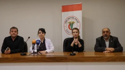  Bursa’da düzenlenen bir sempozyumda kendisini “onkolog ve profesör” olarak