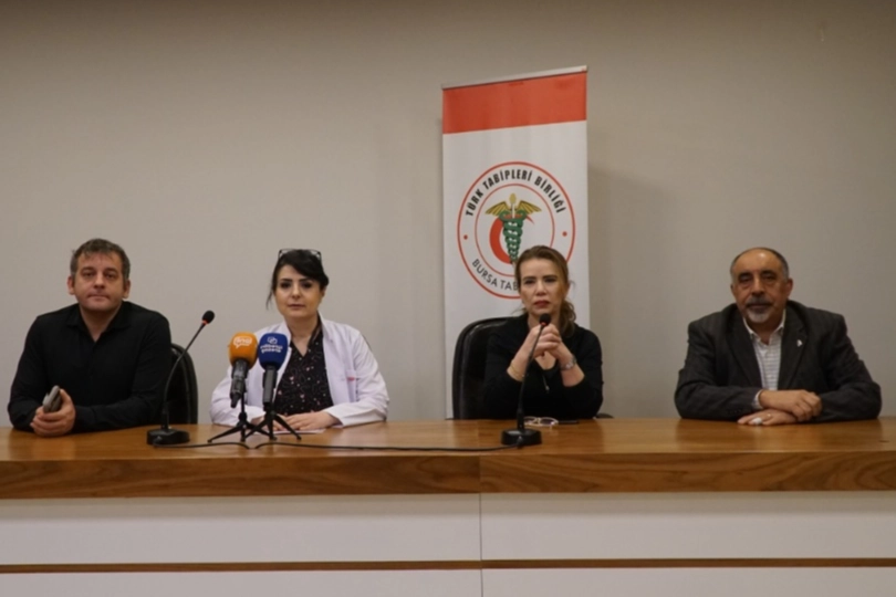  Bursa’da düzenlenen bir sempozyumda kendisini “onkolog ve profesör” olarak