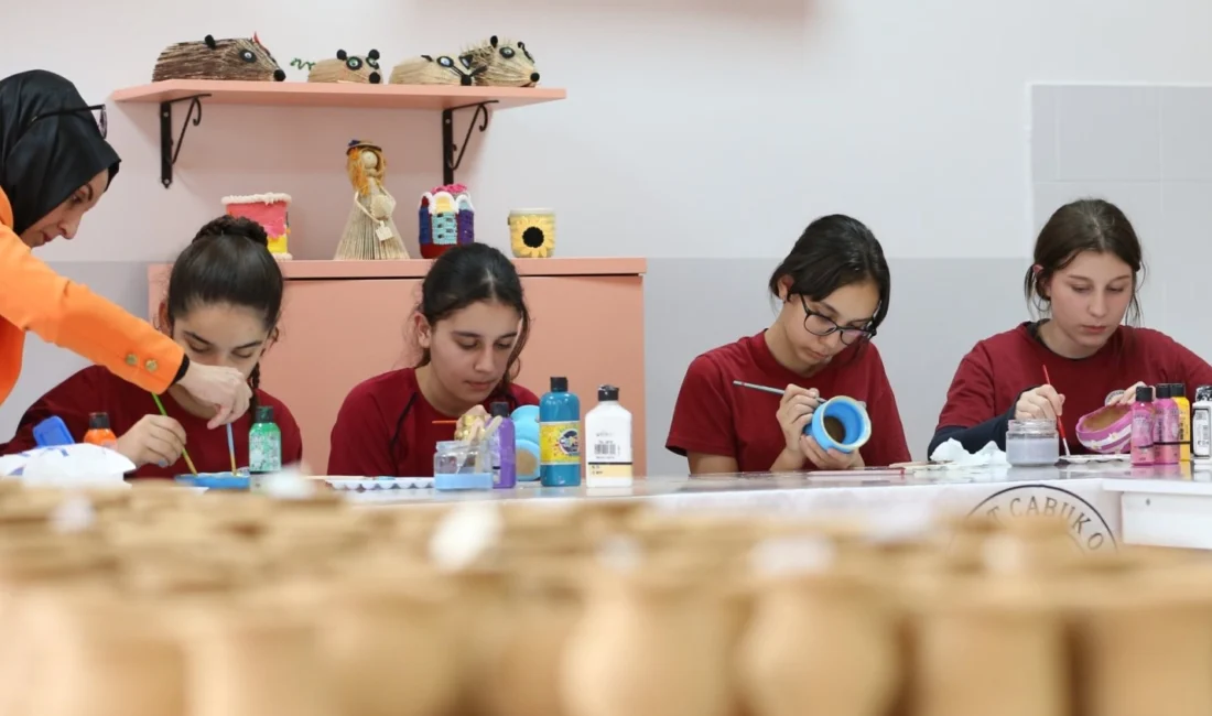  Bursa'nın Osmangazi ilçesinde geleneksel el sanatlarına yönlendirilen yaklaşık 10