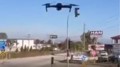  Düzce'de trafik yoğunluğunun yaşandığı noktalarda şerit ihlali yaparak trafik