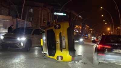  Düzce’de kontrolden çıkan ticari taksinin başka bir otomobile çarpıp
