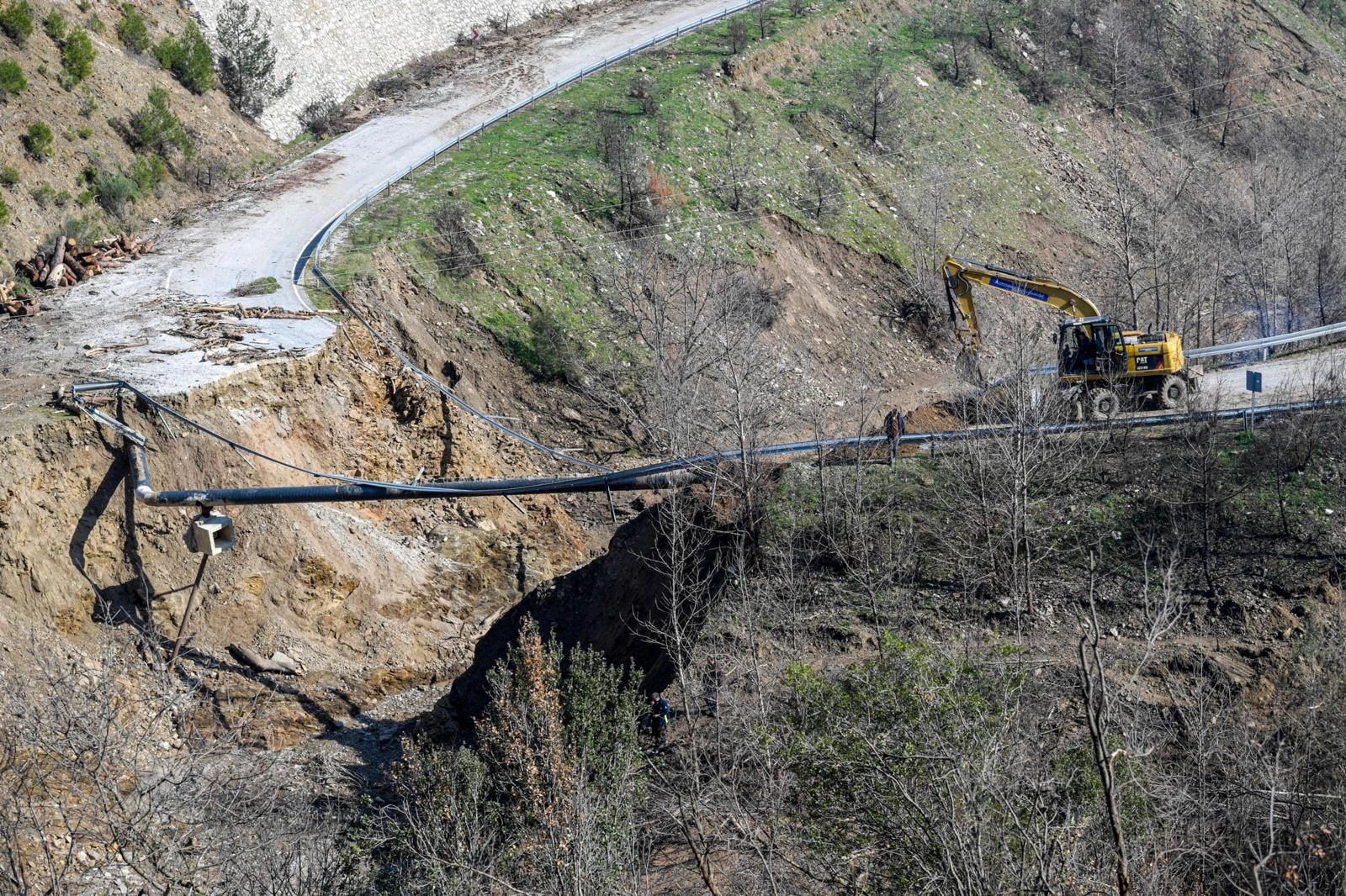  İzmir Büyükşehir Belediyesi, Ödemiş’te Çamyayla-Horzum yolunda orman yangınlarının ardından