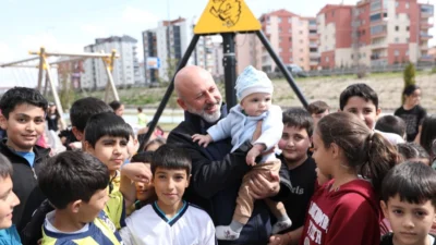  Kayseri Kocasinan Belediyesi Park ve Bahçeler Müdürlüğüne bağlı ekipler,
