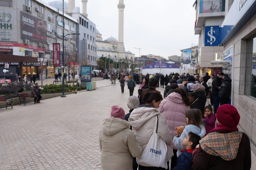  İstanbul'da Maltepe Cumhuriyet Meydanı Ramazan ayının üçüncü gününde de