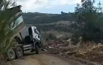  Mersin'de Yenişehir Belediyesi'ne bağlı çöp aracı, Mezitli Çevlik'te ormanlık
