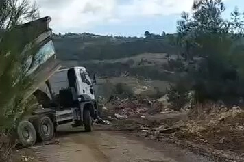 Mersin'de Yenişehir Belediyesi'ne bağlı çöp aracı, Mezitli Çevlik'te ormanlık