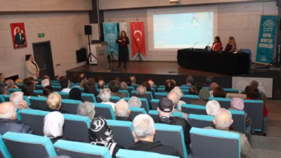  Bursa Nilüfer Belediyesi’nin ‘Dünya Parkinson Günü’ nedeniyle düzenlediği seminerde