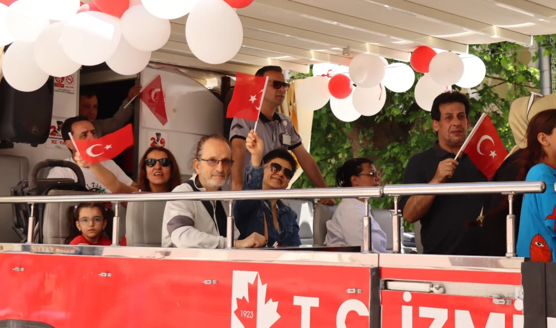  İzmit Belediyesi'nin 19 Mayıs kapsamında düzenlediği şehir turunda İzmit