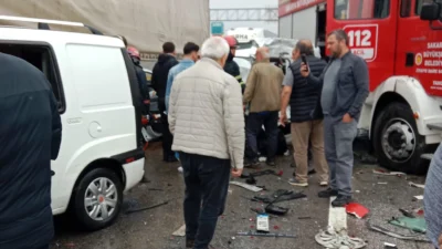  Sakarya’nın Erenler ilçesinde itfaiye aracının tır ve 3 araca