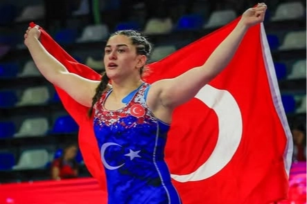  Bulgaristan’da düzenlenen U17 Avrupa Güreş Şampiyonası’nda altın madalya kazanan