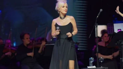  Ömür Gedik, Harbiye’de gerçekleşen ‘Tuğba Bizi Sezen’e Götür Senfonik