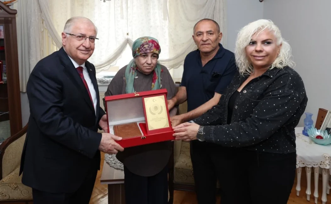  Millî Savunma Bakanı Yaşar Güler, 1995 yılında Diyarbakır’ın Lice